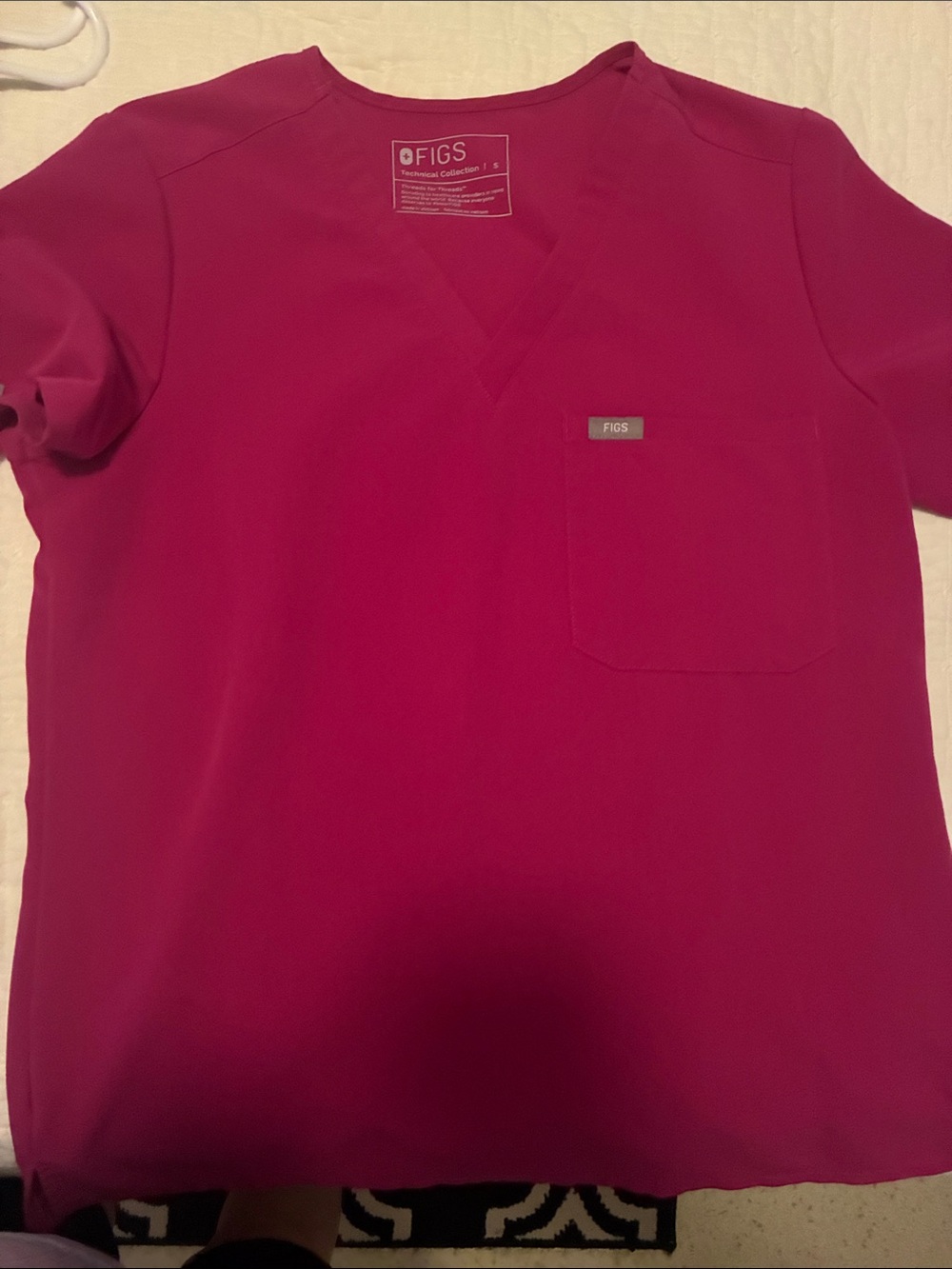 FIGS Women’s Short-Sleeve V-Neck Top and Joggers in Berry